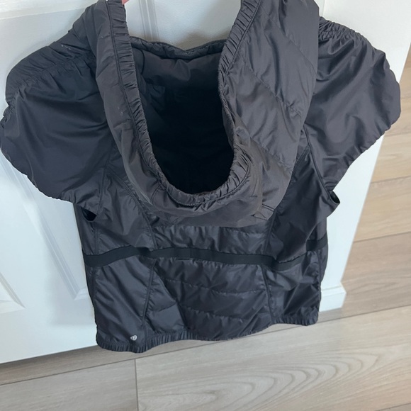 Lululemon women’s black down with hood it’s a size 8/10 - Picture 6 of 8